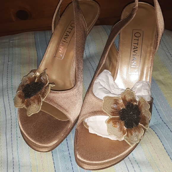 Tan Italian heels with flower on front - Picture 1 of 1